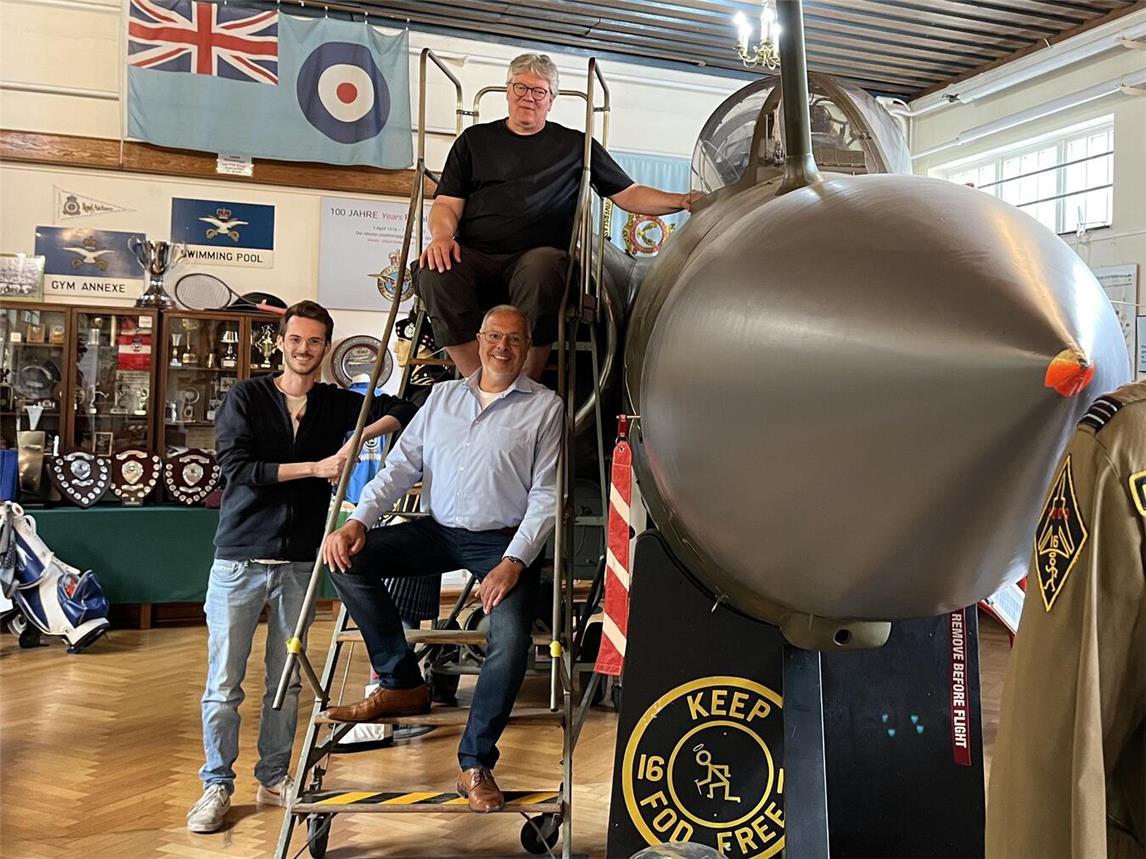 Die neuen Vorsitzenden des Museumsvereins Guido Opgenoorth (u.) und Ulli Huetgens (o.) mit Jonathan Brauer von der Gemeinde Weeze (l.) inmitten der Ausstellung. Foto: Gemeinde Weeze