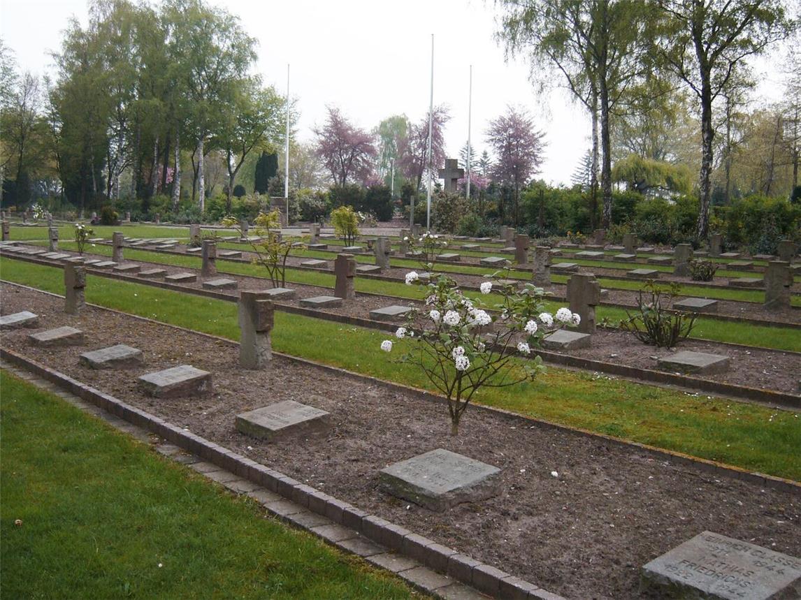Die neugestalteten Kriegsgräber auf dem Ehrenfriedhof in Emmerich. Foto: Stadt Emmerich