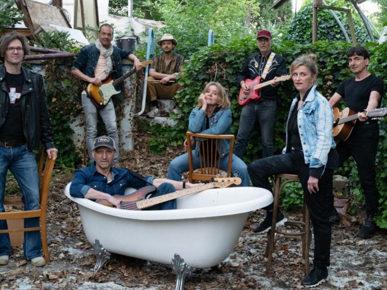 "Zuma Band live Konzert, neunköpfige Formation, spielt Hits, begeistertes Publikum, Musik-Event"