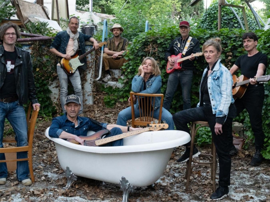 "Zuma Band live Konzert, neunköpfige Formation, spielt Hits, begeistertes Publikum, Musik-Event"