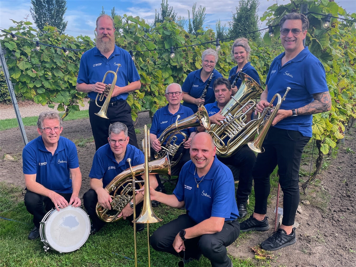 "Niederländische Blaaskapel Štěstí spielt mährische Blasmusik im Freien, stimmungsvoller Nachmittag, traditionelle Musik"