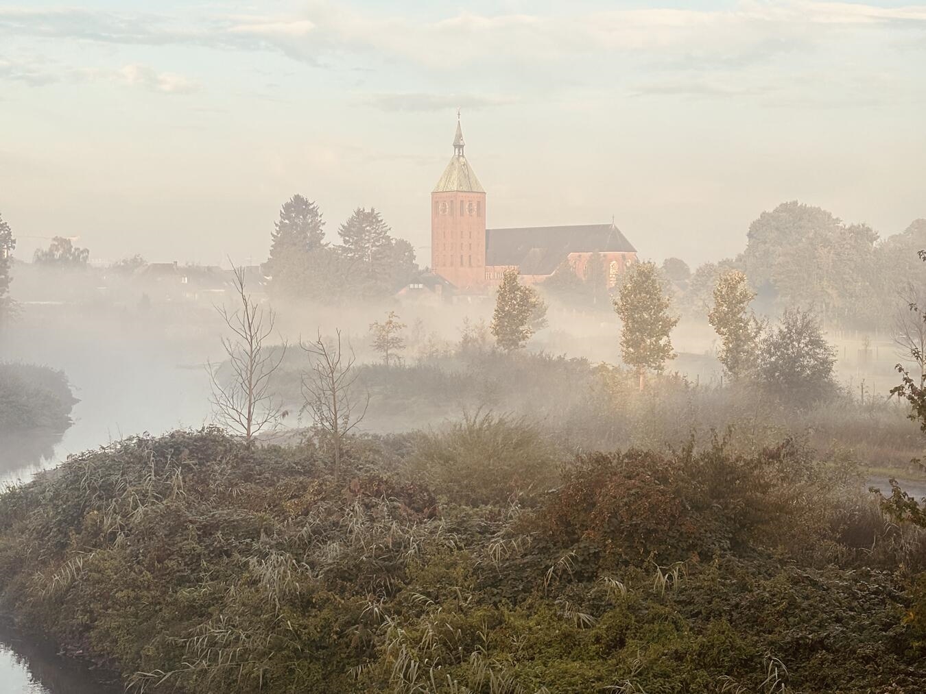 Die Niersaue mit Blick auf St. Cyriakus in Weeze. Foto: För Land en Lüj