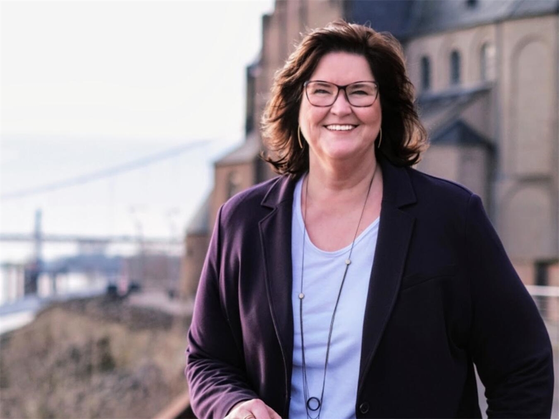 "Emmerichs Bürgermeisterin Claudia Lindlahr bei Ankündigung einer neuen Lösung, Porträtfoto, Stadt Emmerich, Kerstin Buß"
