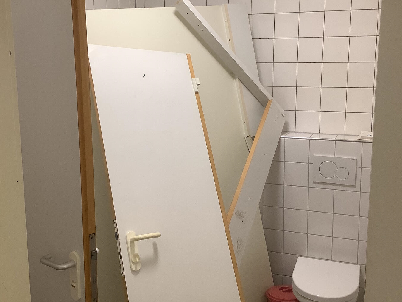 Die öffentlichen Toilettenanlagen in Alpen wurden erneut beschädigt und beschmiert. Fotos: Gemeinde Alpen