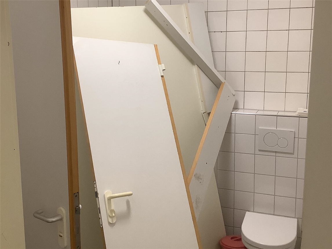Die öffentlichen Toilettenanlagen in Alpen wurden erneut beschädigt und beschmiert. Fotos: Gemeinde Alpen