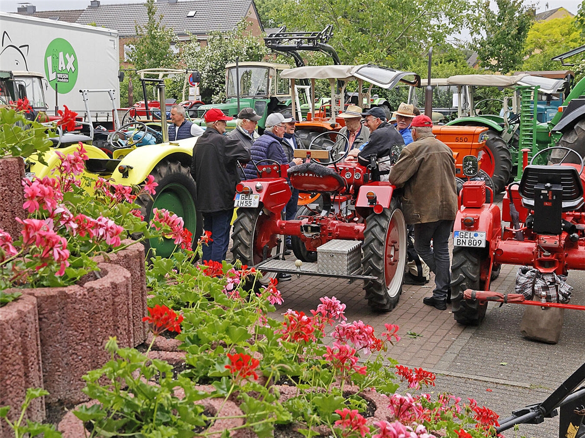 "Oldtimer-Traktoren auf Ausstellung, Publikum begeistert, Foto von Theo Leie"