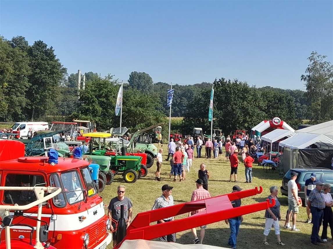 "Oldtimerschau beim Bayrischen Dorffest Hüthum, klassische Autos, Vintage-Event"