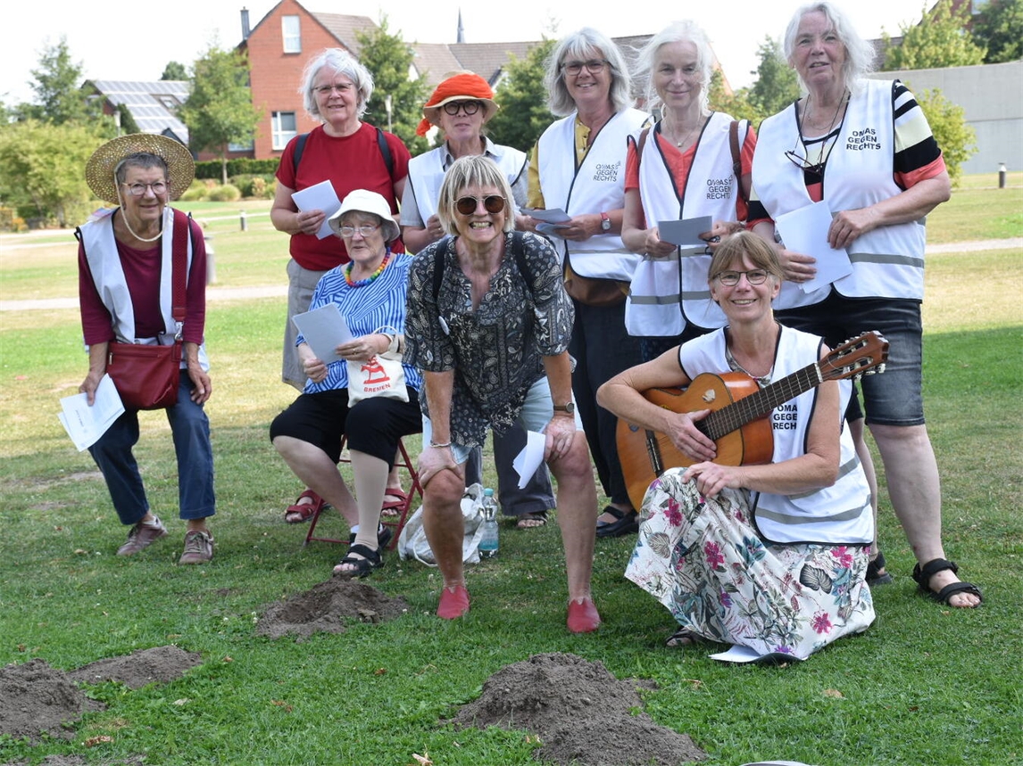 Die „Omas gegen Rechts im Kreis Kleve“ waren musikalisch in Kevelaer unterwegs.