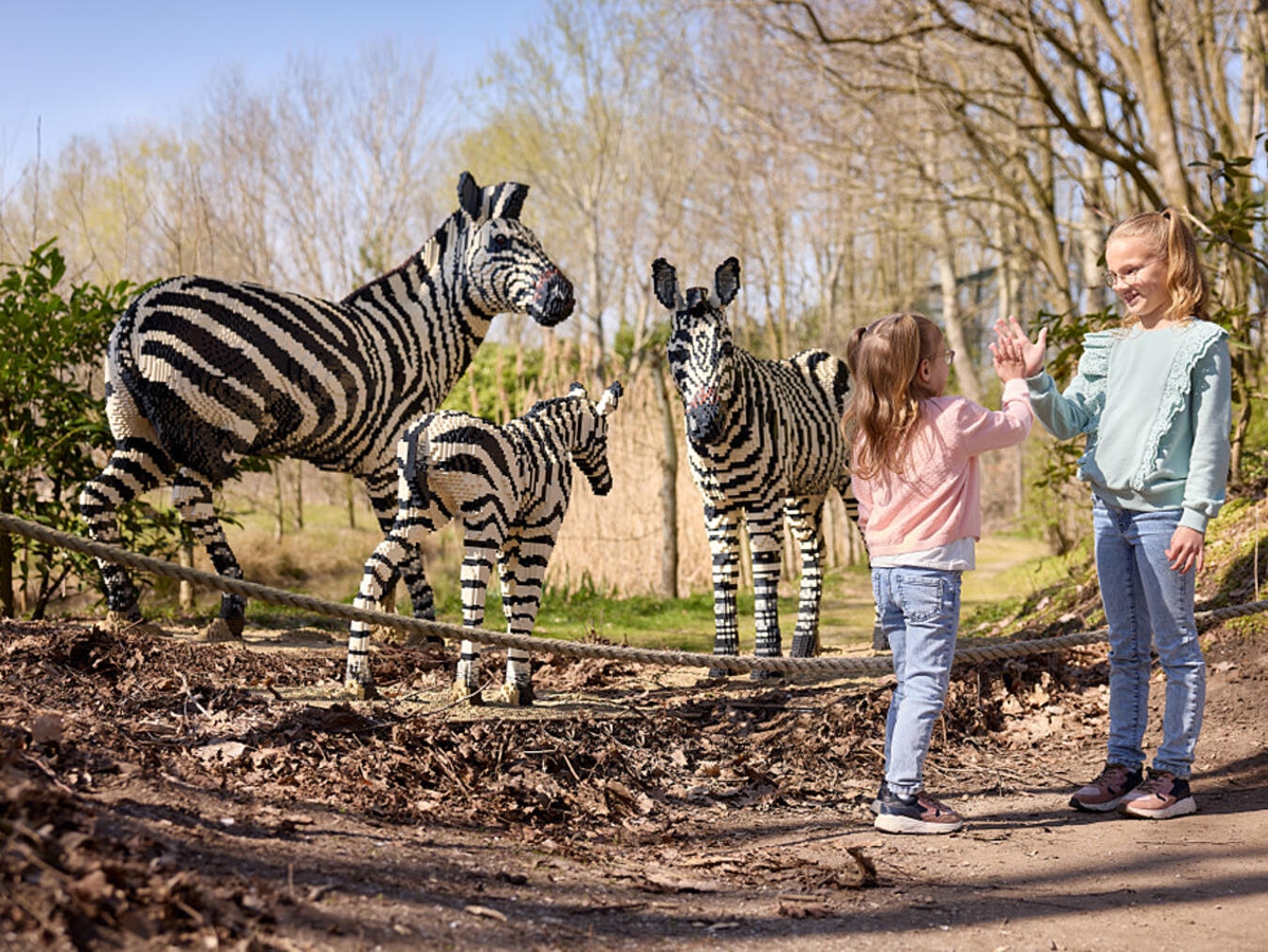 Die Open-Air-Ausstellung „Wild Bricks“ zeigt bis zum 14. Juni beeindruckende Modelle von bedrohten Tierarten und riesigen Dinosauriern. Foto: Arno Hoogwerf/ZooParc Overloon
