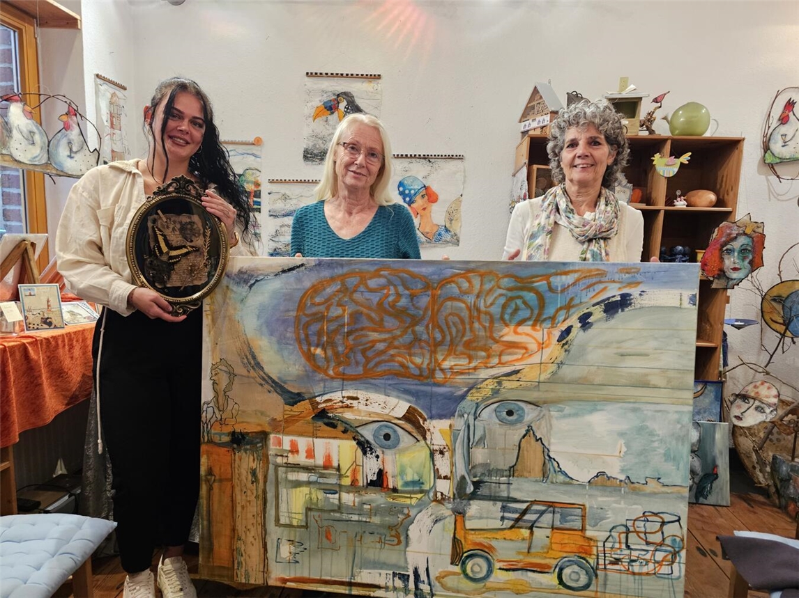 Die „Open Art“ in Rheurdt hat viel zu bieten, wie Felicia Stockhaus, Monika Trauner und Adelheid Thillosen (v.l.) schon im Vorfeld zeigen. NN-Foto: Thomas Langer