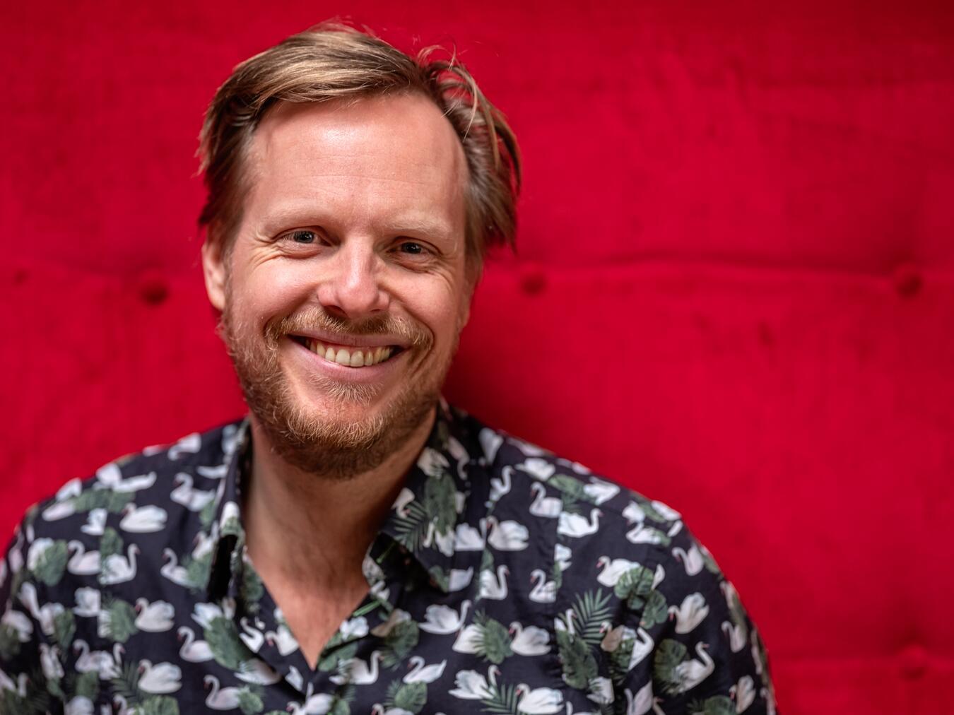 Grenzübergreifende Comedy in Sonsbeck „Die orangene Gefahr - Die Holländer kommen“ ist die erste deutschsprachige Vorstellung des niederländischen Kabarettisten Patrick Nederkoorn. Foto: Nico Brons