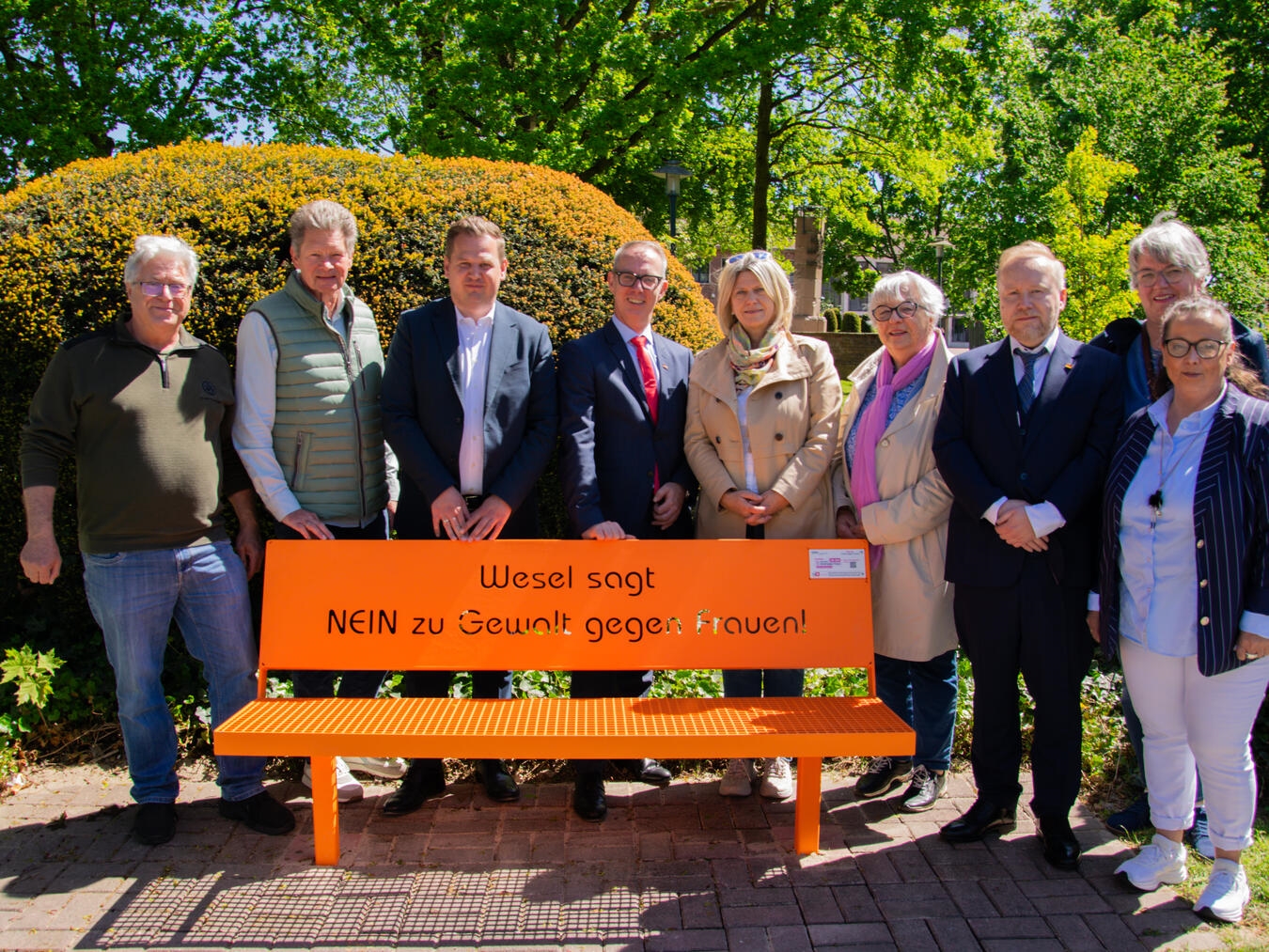 Die orangenen Bänke gegen Gewalt stehen vor dem Bahnhof (gegenüber Kaiserhof), an der Rheinpromenade und in Wesel-Büderich (Weseler Straße). Foto: Stadt Wesel