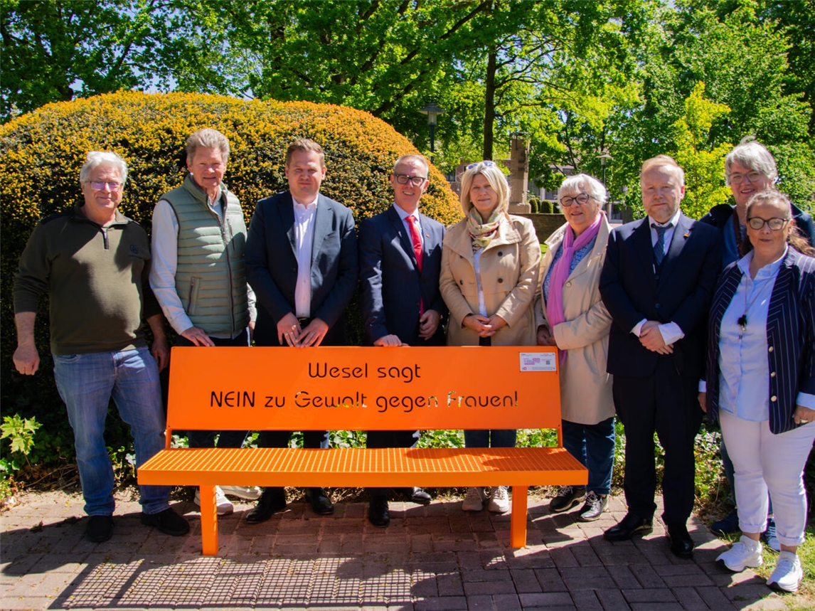 Die orangenen Bänke gegen Gewalt stehen vor dem Bahnhof (gegenüber Kaiserhof), an der Rheinpromenade und in Wesel-Büderich (Weseler Straße). Foto: Stadt Wesel