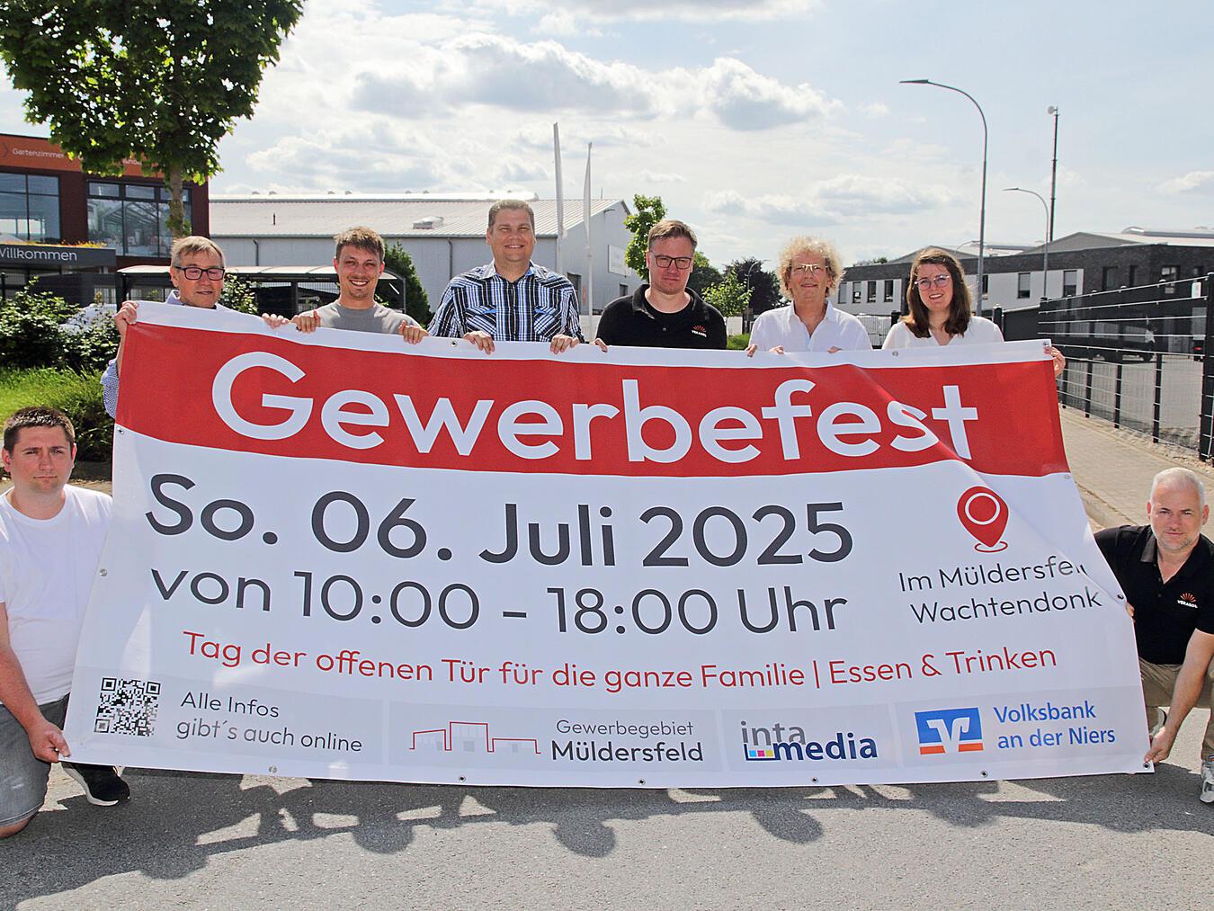 Die Organisatoren des ersten Gewerbefestes in Wachtendonk, freuen sich als Vertreter der teilnehmenden Unternehmen auf einen Tag voller Spaß und einer Menge Besucher. NN-Foto: Theo Leie