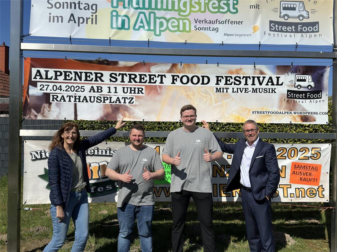 Die Organisatoren des Frühlingsfestes mit Street Food Markt: Petra Romba von der Gemeinde Alpen, Freddy Paul und Matthias Huxhage von der Initiative Streetfoodfestival sowie Guido Lohmann, Vorstandsvorsitzender der Volksbank Niederrhein Foto: Gemeinde Alpen