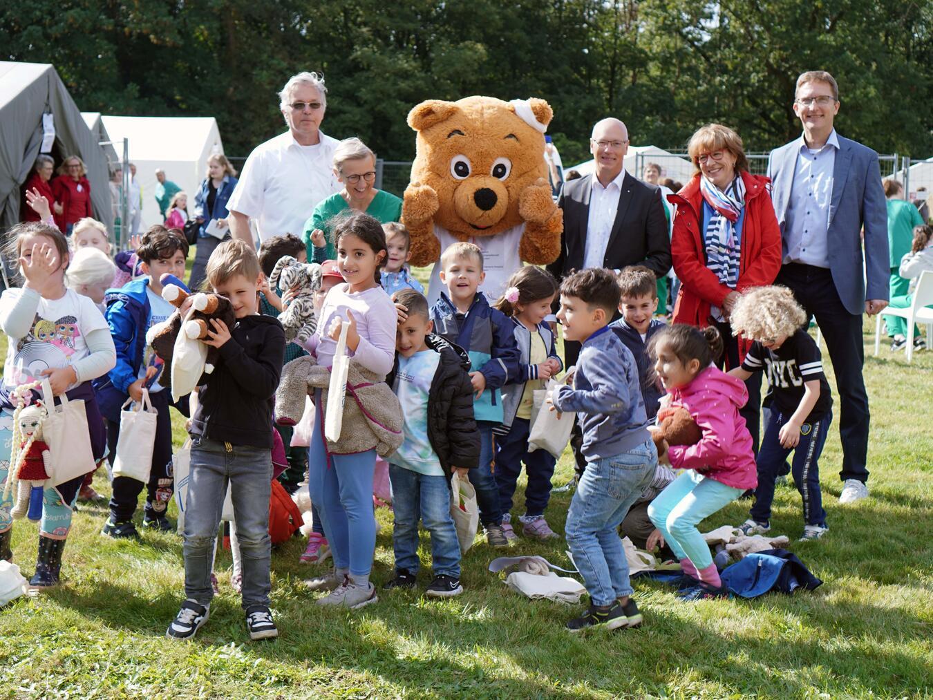 Die Organisatoren des Teddy-Krankenhauses am St- Clemens Hospital in Geldern mit Kindern und ihren Plüschtieren.Foto: Jonathan Jones