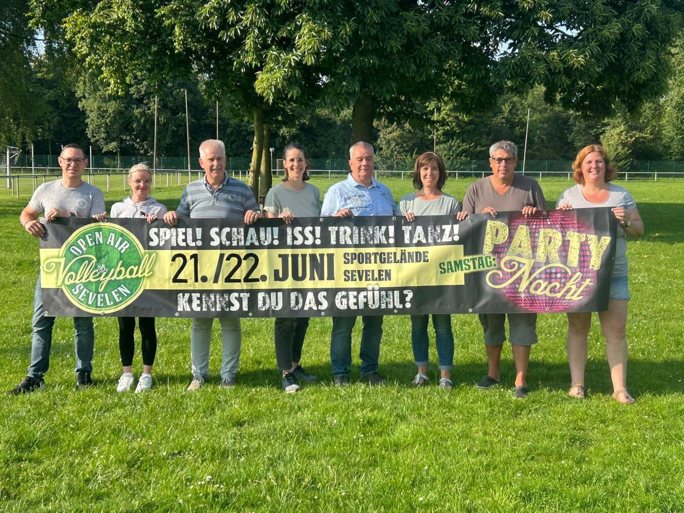 Die Organisatoren des Volleyballturniers vom TV Sevelen, freuen sich über zahlreiche Teilnehmende und Besucher. Foto: Privat
