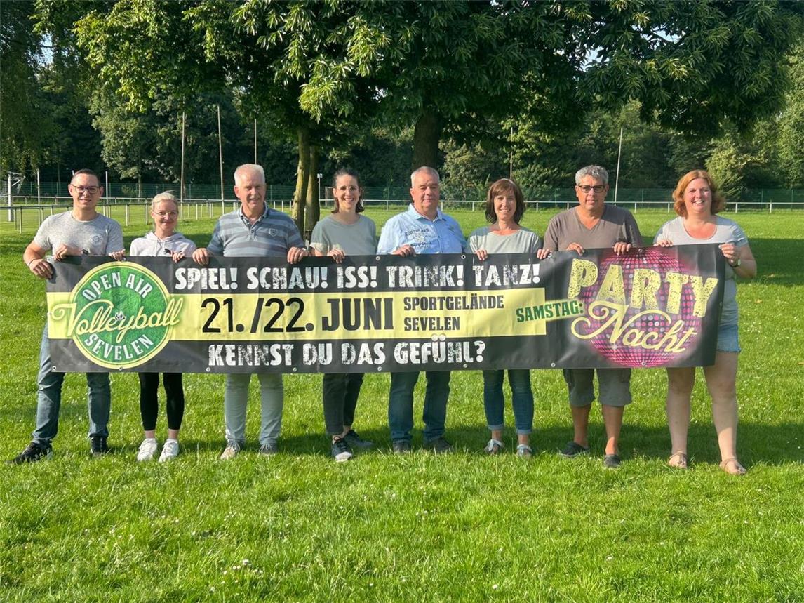 Die Organisatoren des Volleyballturniers vom TV Sevelen, freuen sich über zahlreiche Teilnehmende und Besucher. Foto: Privat