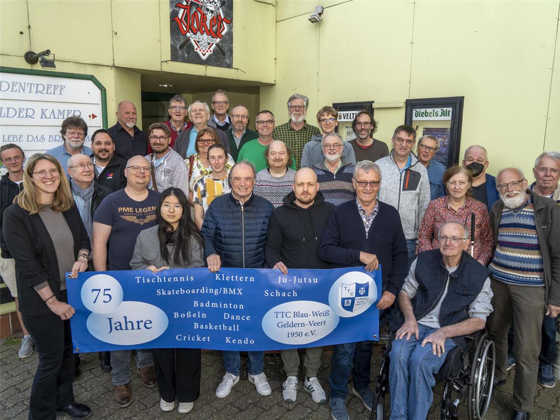 Die Organisatoren Dierk Ferlemann und Eugen Brück mit Volksbank-Vertreterin Tina Ganster und den Teilnehmenden der Offenen Schach-Stadtmeisterschaften 2025.Foto: Gerhard Seybert