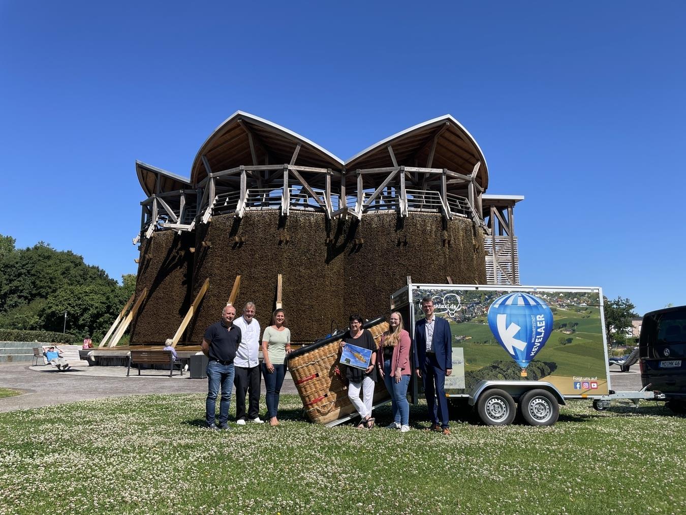 Die Organisatoren freuen sich auf ein Wochenende voller Highlights. Von links: Michael Krämer (technischer Leiter), Heinz Kanders (Wiesenwirt), Verena Rohde (Leiterin Kevelaer Marketing), Barbara Unkrig-Schläger und Laura van den Berg (Team Stadtmarketing) und Michael Rütten (Geschäftsstellenleiter Volksbank an der Niers). Foto: © Wallfahrtsstadt Kevelaer