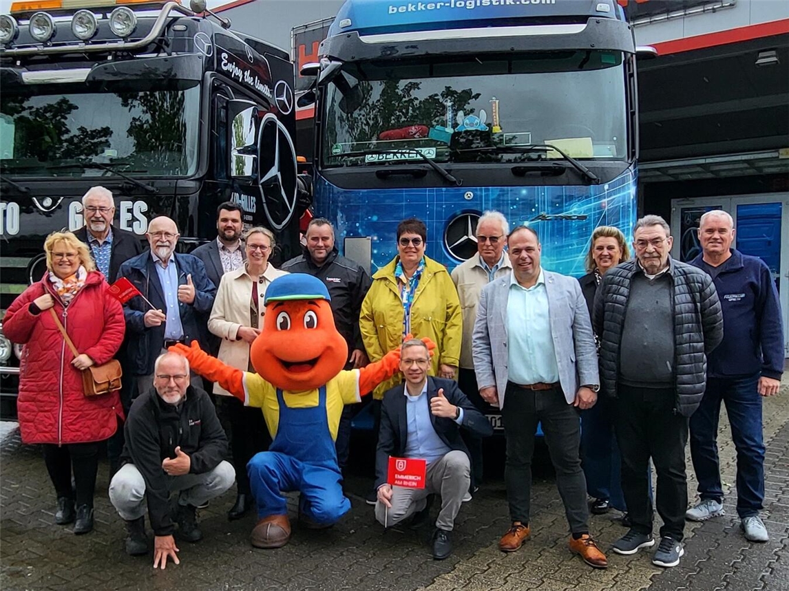 Organisatoren und Unterstützer von "Wunderland on Wheels" lächeln in die Kamera. Eventplanung, Gemeinschaft, Freude.