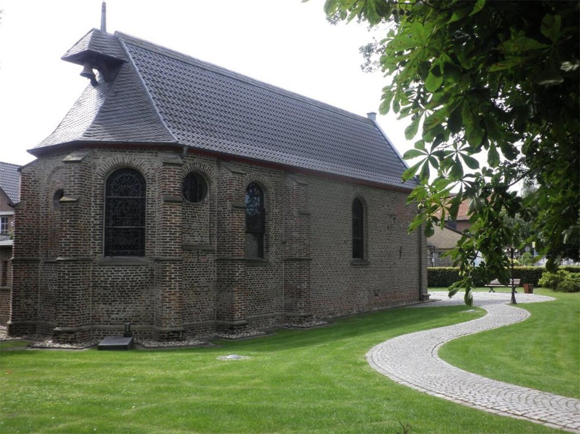 "Historische Ossenberger Schlosskapelle, Backsteinbau, blauer Himmel, Kulturerbe, Architektur"