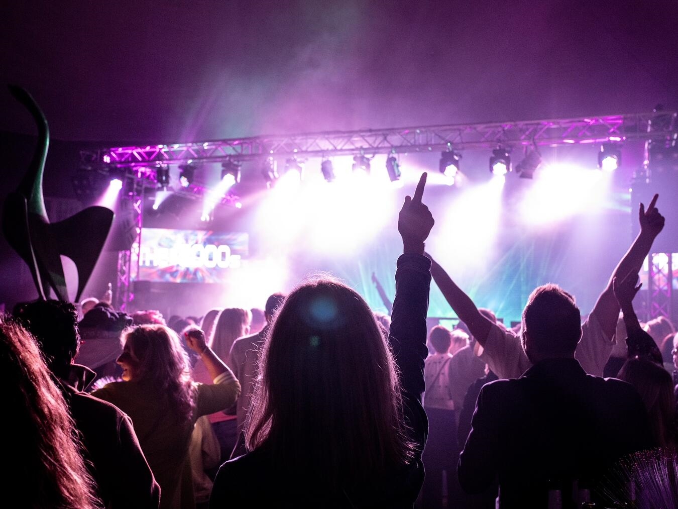 "Jahresabschlussfeier All Nite Long im Haus am See, Partyatmosphäre, Tanzende Gäste, nächtliches Event"