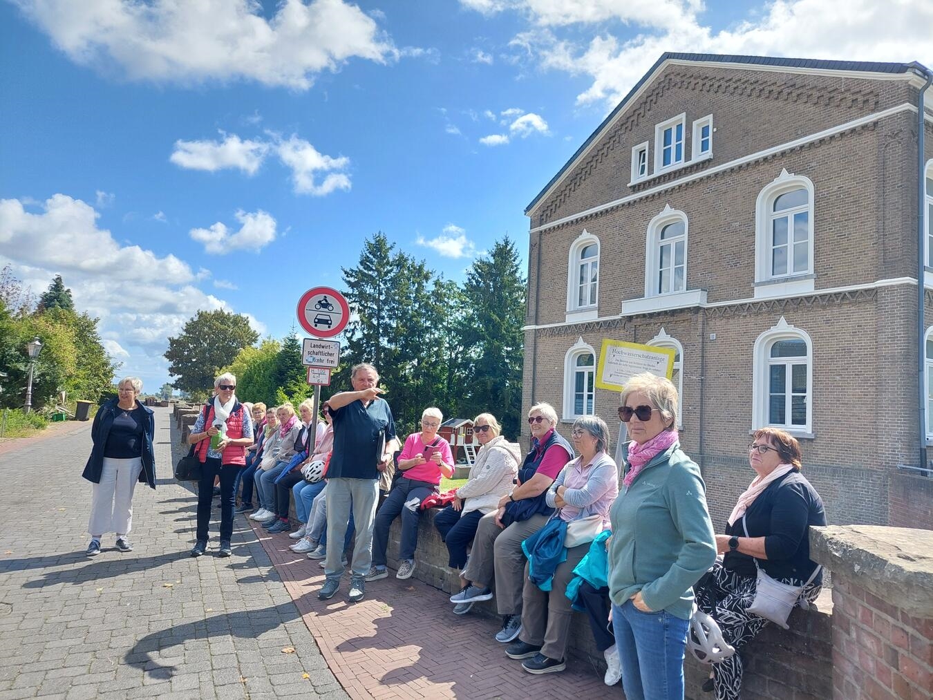 "Pfalzdorfer Landfrauen bei einer Stadtführung in Grieth, historische Entdeckungen, Gruppenfoto"