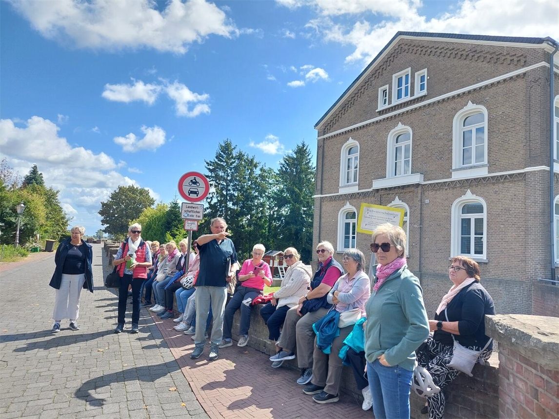 "Pfalzdorfer Landfrauen bei einer Stadtführung in Grieth, historische Entdeckungen, Gruppenfoto"