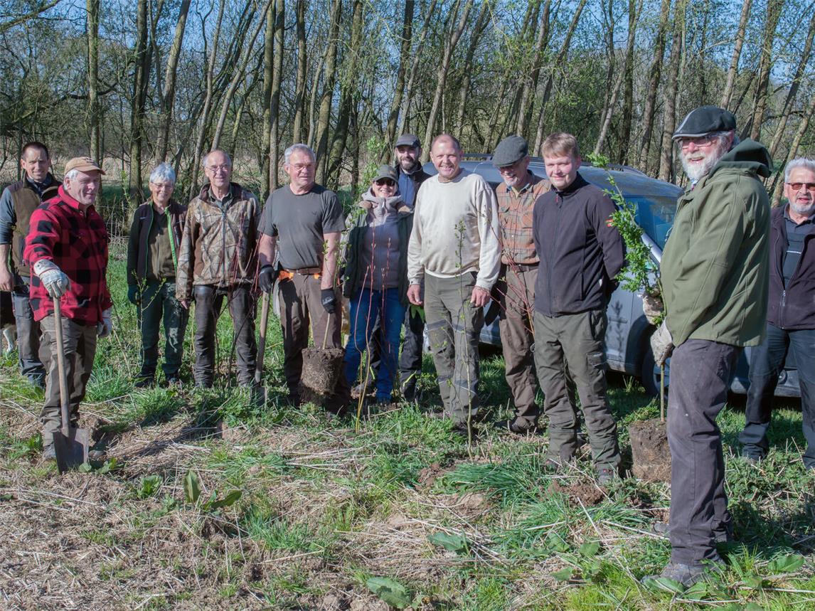 Die Pflanzaktion des Hegerings Kevelaer/Weeze in Kalbeck war ein voller Erfolg. NN-Foto: Gerhard Seybert