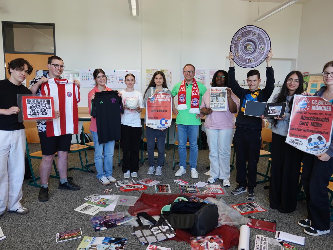 Die Pflegeschüler des Berufskollegs, wussten schnell einiges mit den Erinnerungsstücken anzufangen. Foto: Ewald Hülk