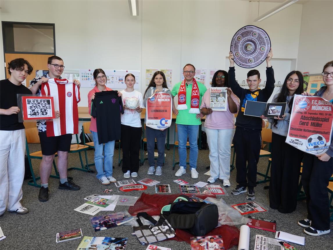 Die Pflegeschüler des Berufskollegs, wussten schnell einiges mit den Erinnerungsstücken anzufangen. Foto: Ewald Hülk