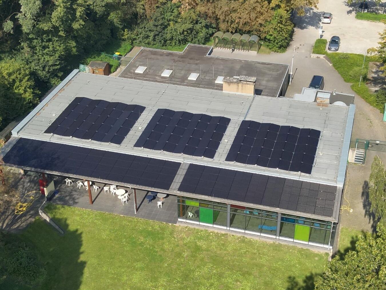 Energiewende am Hallenbad geht in die nächste Runde Die Photovoltaik-Anlage auf dem Hallenbad Rheurdt.