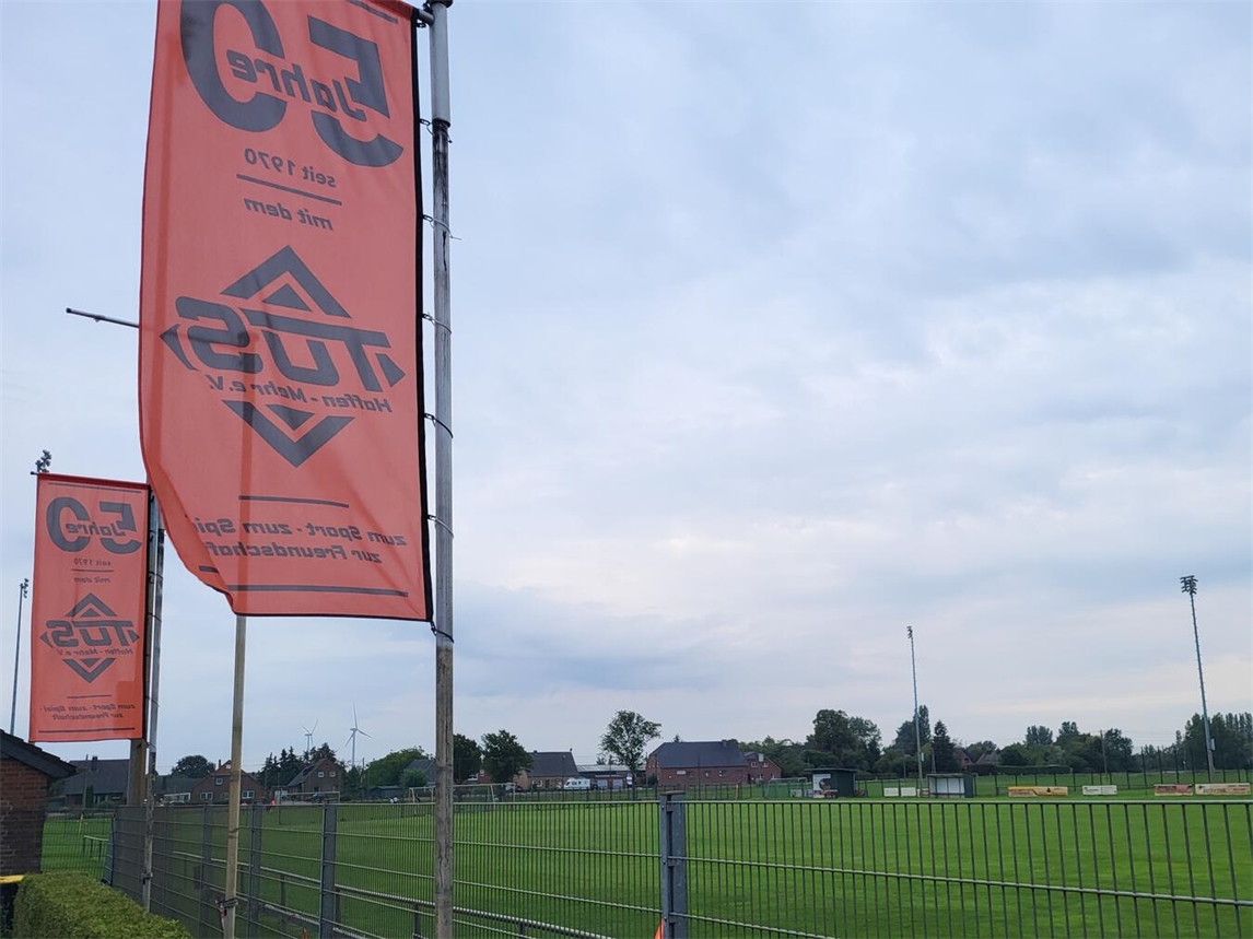 "Sportplatz TuS Haffen-Mehr, grüne Rasenfläche, Vereinsgelände, Fußballplatz, ruhige Umgebung"