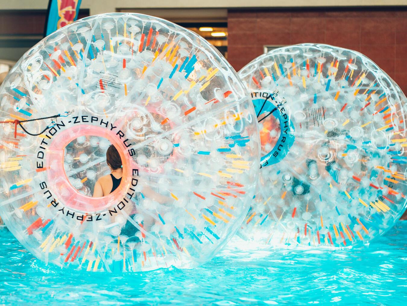 Die Pool-Party am Sonntag verspricht ein Riesenspaß zu werden. Foto: © ZEPHYRUS