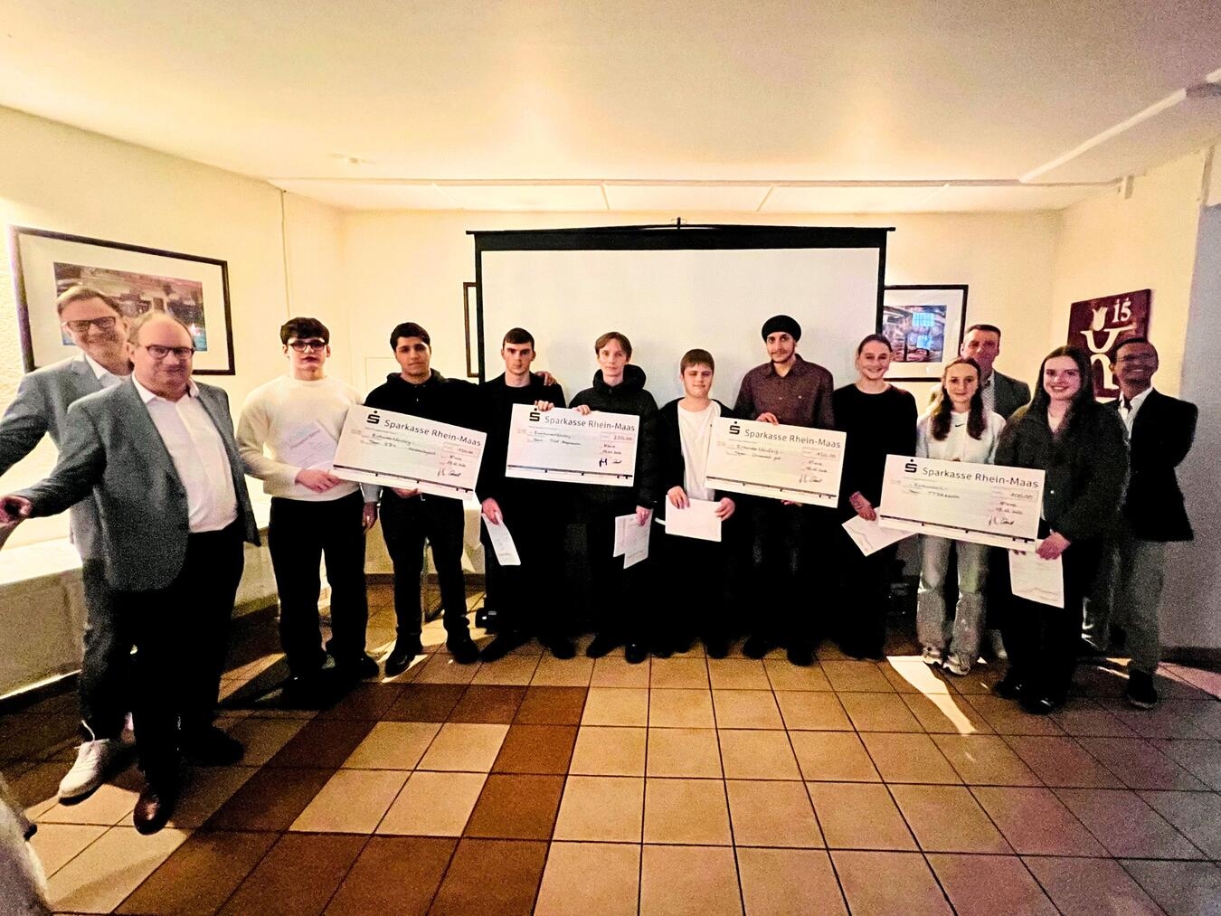 Die prämierten Siegerteams mit Andreas Meder, Lars Abraham und Amir Gdamsi. Foto: Sparkasse Rhein-Maas