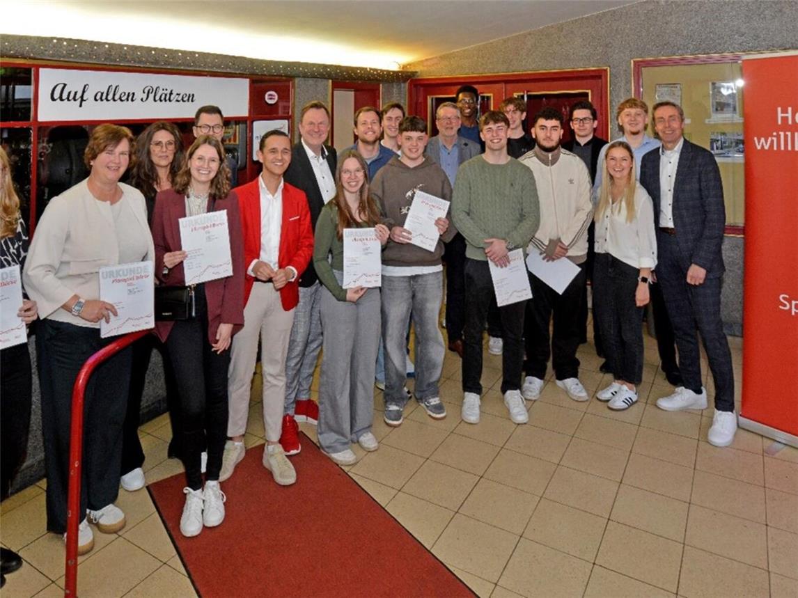 Die prämierten Siegerteams mit Wilfried Röth, Lars Abraham und Amir Gdamsi. Foto: Sparkasse Rhein-Maas