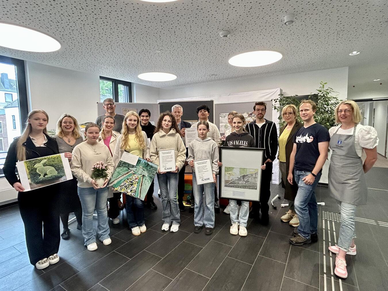 Die Preise wurden feierlich vom stellvertretenden Bürgermeister der Stadt Kleve Joachim Schmidt übergeben. Foto: Stadt Kleve