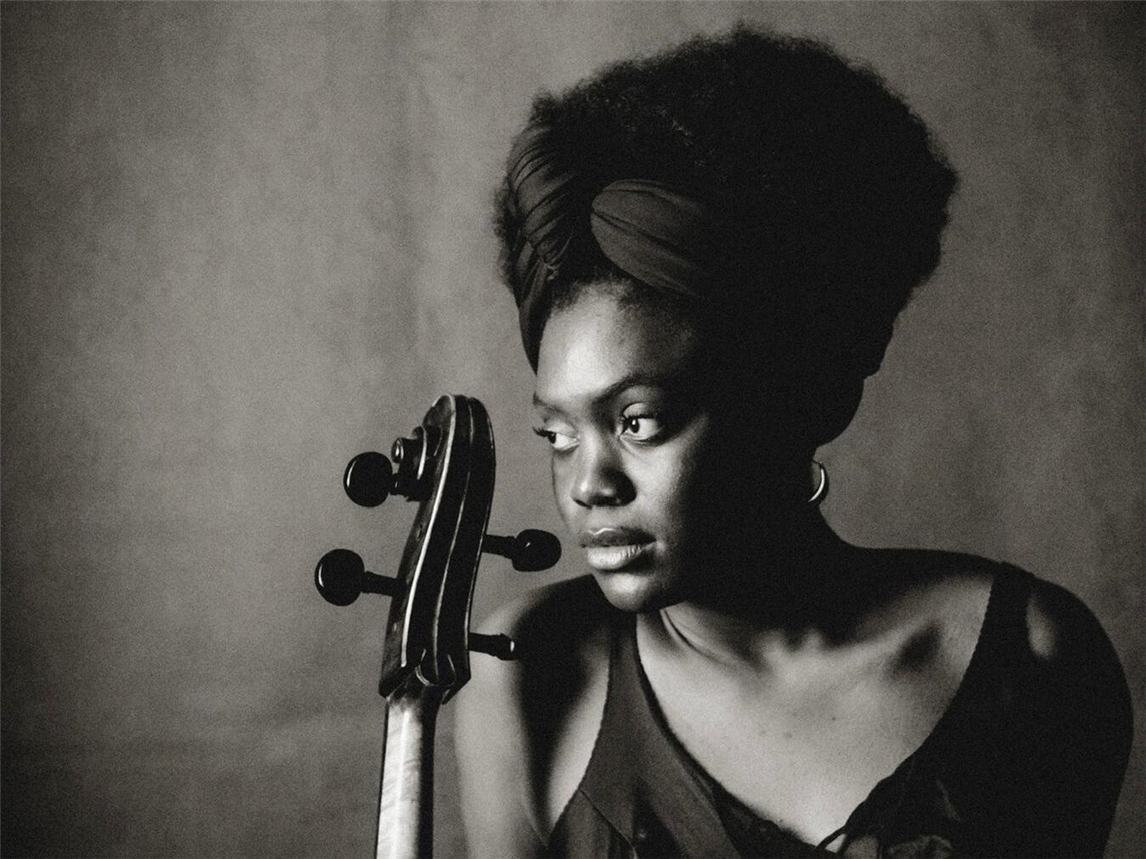 "Sängerin Savannah mit Cellist und Pianist in Kleve, live mit Schlagzeuger Tilo Weber, Foto von Robert Herrmann"