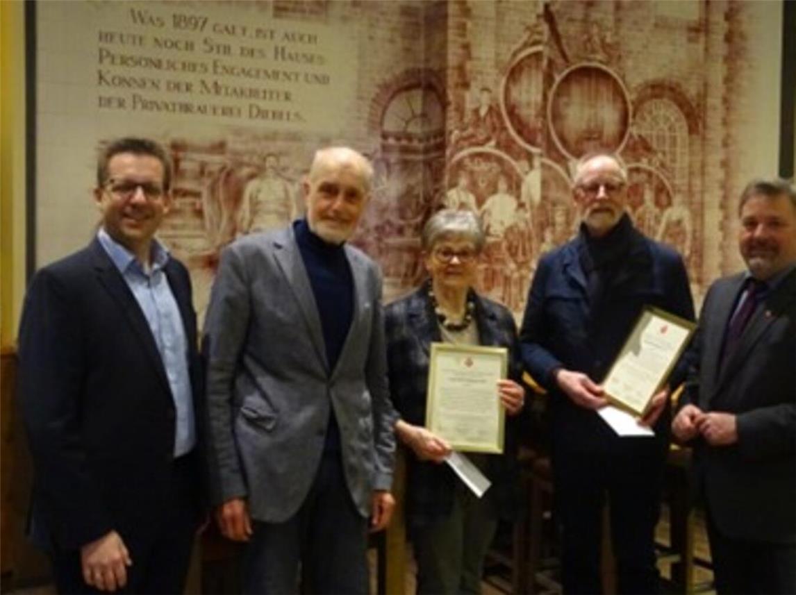 Die Preisträger 2024: (v.l.n.r.) Stefan Haag (Anheuser-Busch InBev, Brauerei Diebels), Johannes und Thea van Leuck, Bernhard Greitemeier stellvertretend für den Heimat- und Verkehrsverein und Bürgermeister Clemens Brüx.Foto: Gemeinde Issum