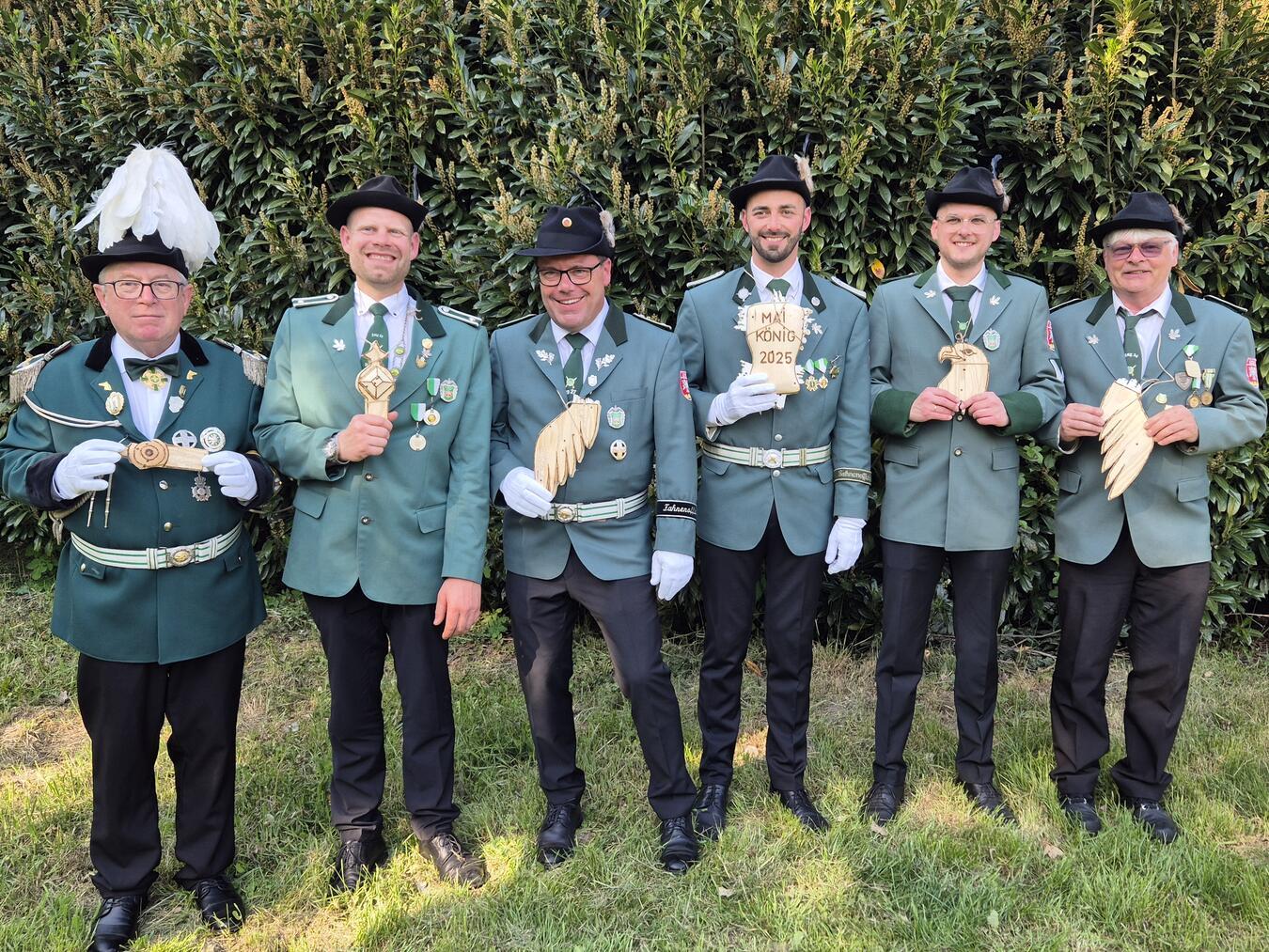 Die Preisträger 2025 mit Maikönig Patrick van Oostveen (3. v. r.). Foto: privat