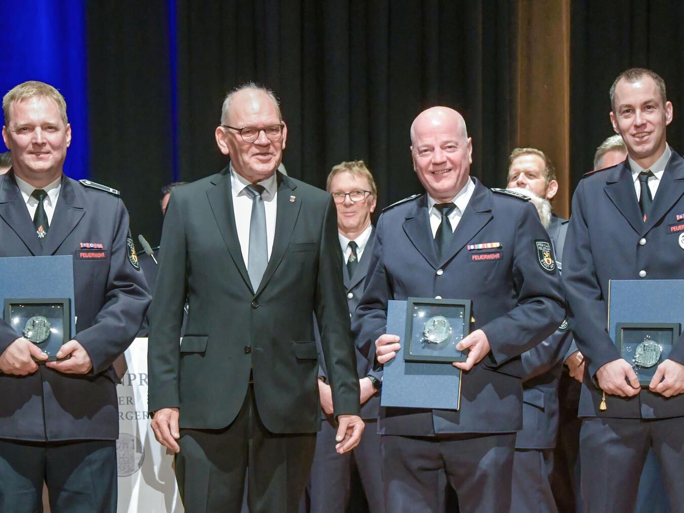 Die Preisträger André Borufka (l.), Stadtbrandinspektor Stefan Bömler (2. v.r.) und Torsten Telake (r.) mit Bürgermeister Ulrich Knickrehm (2. v.l.). NN-Fotos: Gerhard Seybert