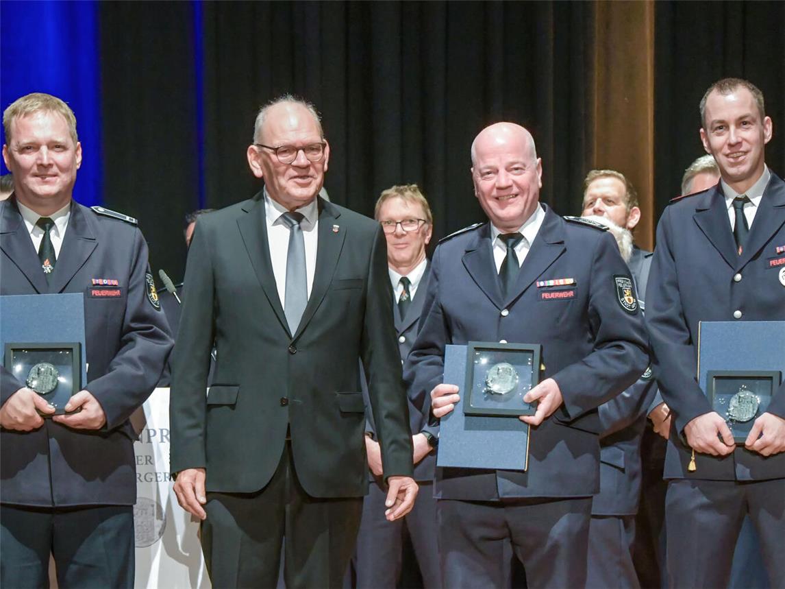 Die Preisträger André Borufka (l.), Stadtbrandinspektor Stefan Bömler (2. v.r.) und Torsten Telake (r.) mit Bürgermeister Ulrich Knickrehm (2. v.l.). NN-Fotos: Gerhard Seybert