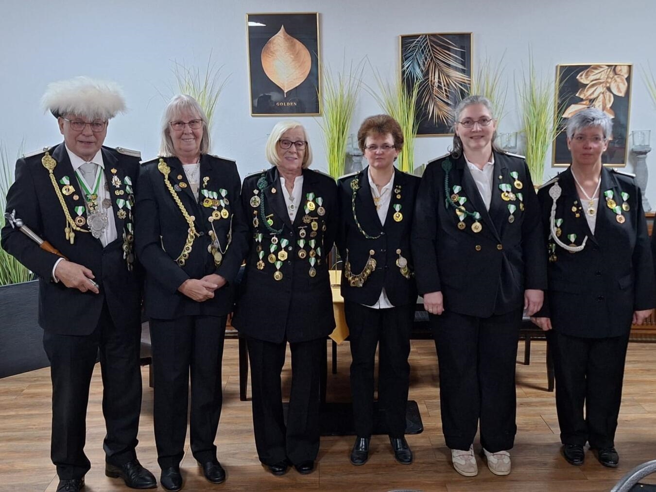 "Preisträger mit König beim Schützenverein 1953 Materborn, festliche Zeremonie"