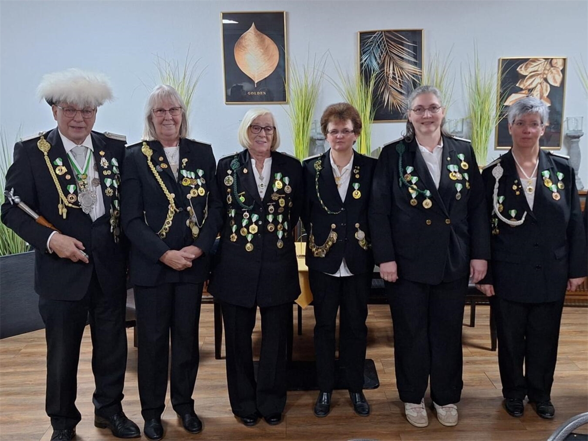 "Preisträger mit König beim Schützenverein 1953 Materborn, festliche Zeremonie"