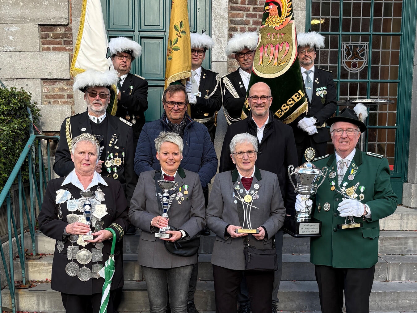 "Bürgermeister Stephan Luyven mit Preisträgern des Bürgermeisterpokal-Schießens 2026, Foto von Torsten Matenaers"