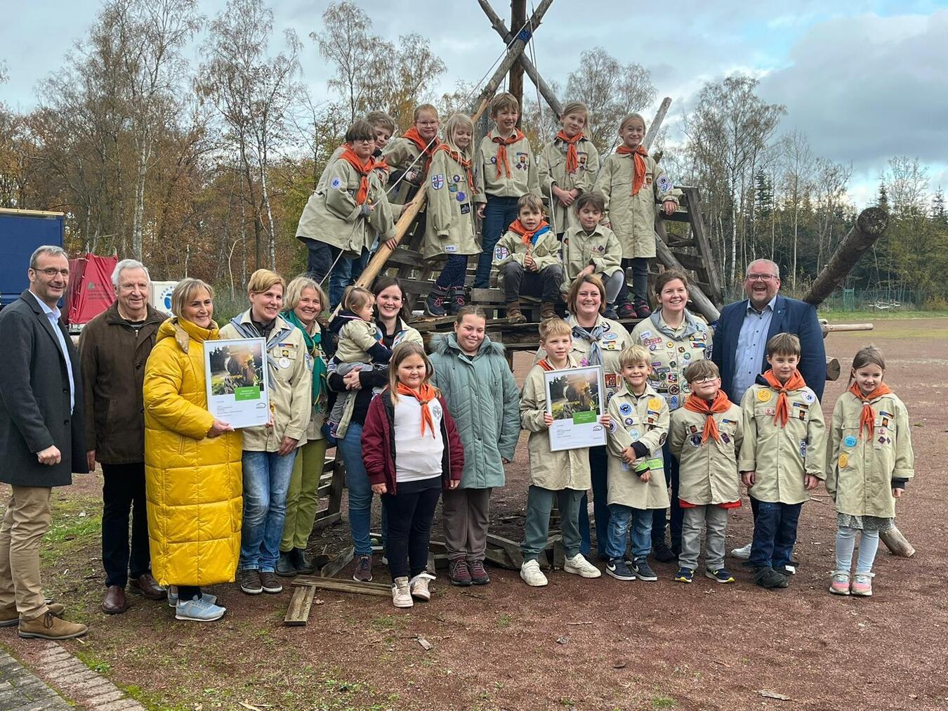 Die Preisträger des diesjährigen Westenergie Klimaschutzpreises. Die Pfadfinder des DPSG-Rheurdt und Claudia Koschare sowie Theo Barz vom Verein für Gartenkultur und Heimatpflege.Foto: Gemeinde Rheurdt
