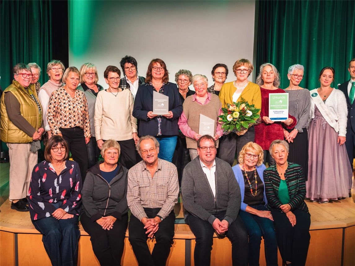 Die Preisträger des Ehrenamtspreises 2025 mit Bofrost-Geschäftsführerin Dr. Anika Völkel, Bürgermeister Bernd Kuse und dem Straelener Blumenmädchen Anna Heekeren.Foto: Stadt Straelen
