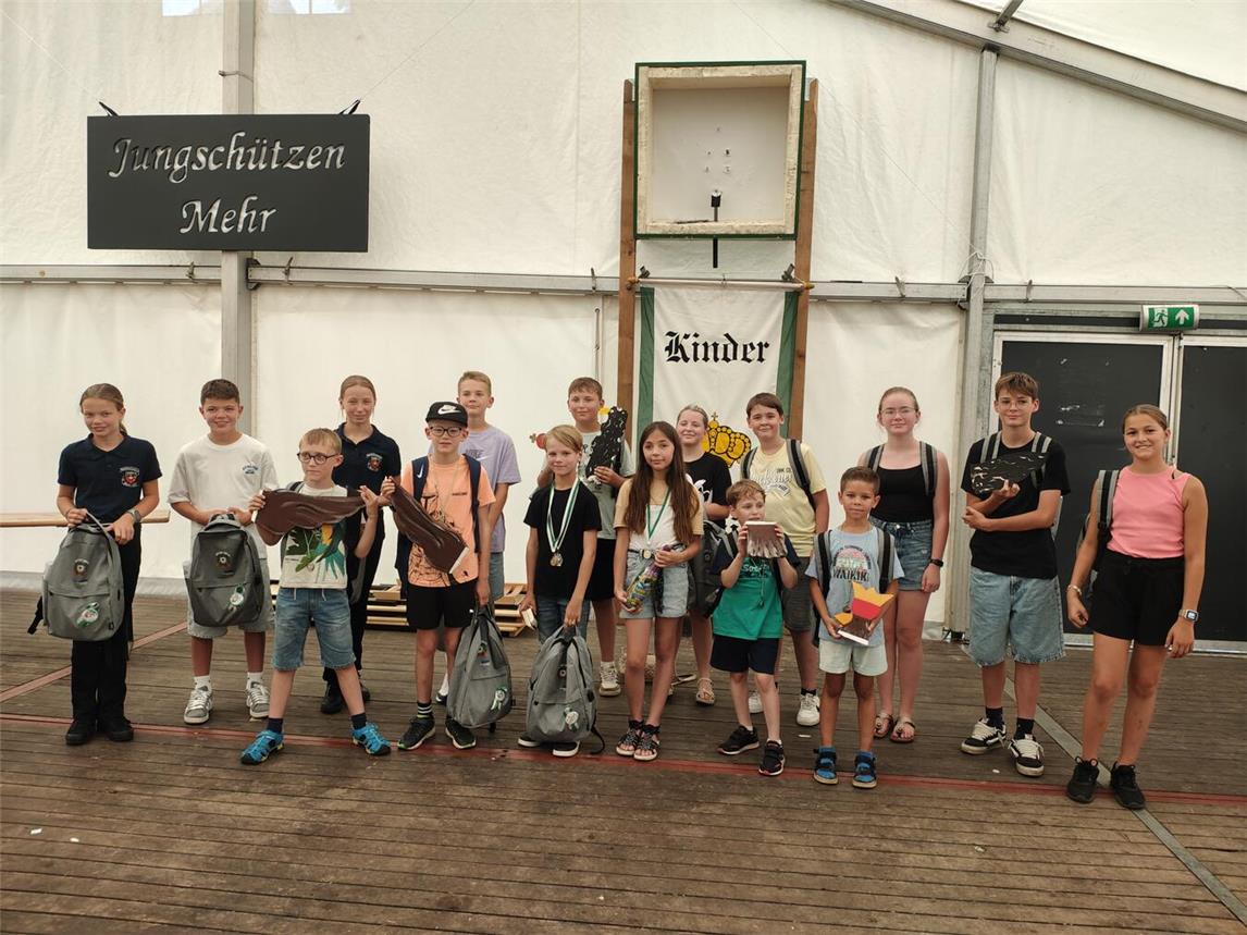 Die Preisträger des Kinderschützenfestes mit Kinderkönig Erik Scheepers und Kinderkönigin Paulia Vennemann sowie die Preisträger des Grundschulkönigschießens mit Grundschulkönig Lennard Kunadt und Grundschulkönigin Hannah Kleinheyer. Foto: privat