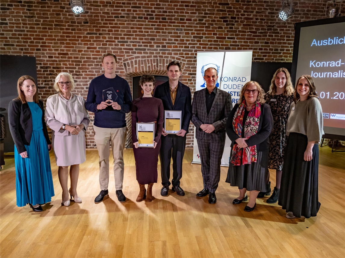 Die Preisträger des Konrad-Duden-Journalistenpreis 2026 (v.l.n.r.): Björn Stephan, Andreas Holzapfel, Leonie Feuerbach Bildunterschrift 2: v.l.n.r. Dagmar van der Linden (WeselMarketing) Sigrid Baum (Jury-Vorsitzende), Andreas Holzapfel, Leonie Feuerbach, Björn Stephan, René Steinbach (Moderator), Birgit Nuyken, Viktoria Kühnen und Marianna Seyfried (WeselMarketing) Foto: WeselMarketing